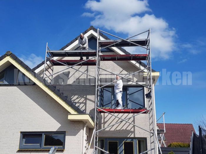 Schilder Oss buitenschilderwerk op steiger.